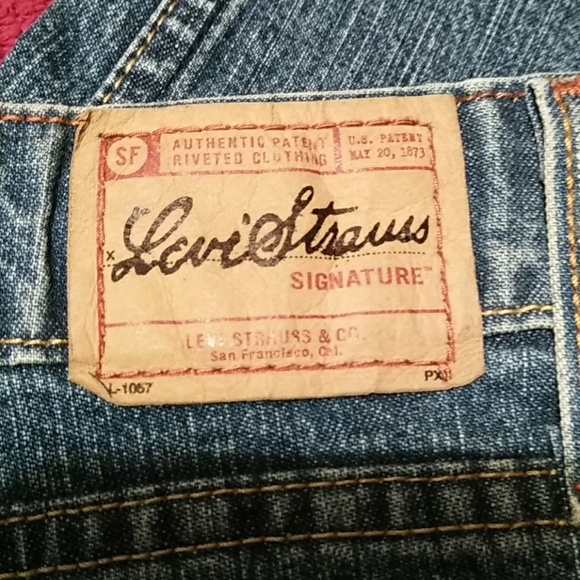 Levi's Pants - 🌞NWOT MEDIUM WASH LEVI'S STRETCH DENIM CAPRIS